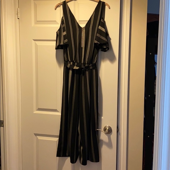 Cold-shoulder wide-leg romper - Picture 4 of 5